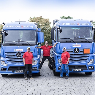 Zwei LKW und drei Mitarbeiter der Firma Spedition Fuchs